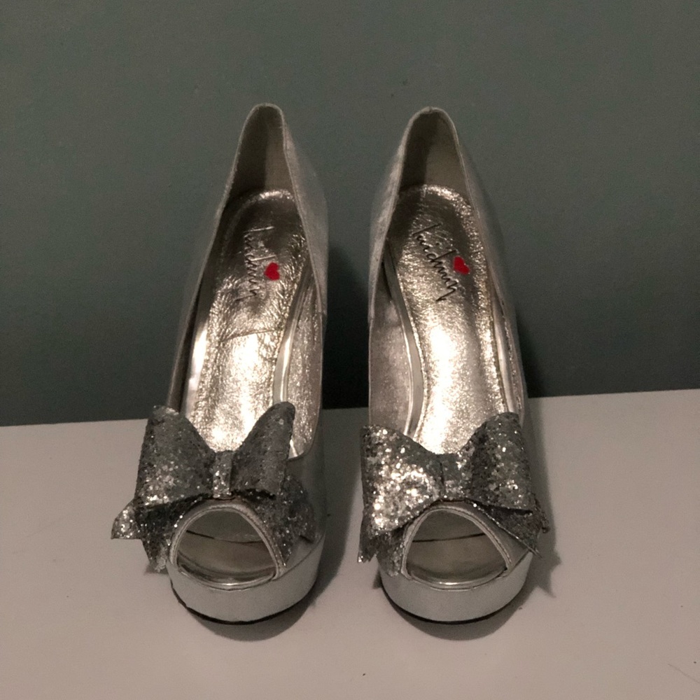 Silk high heels with glittery bow.